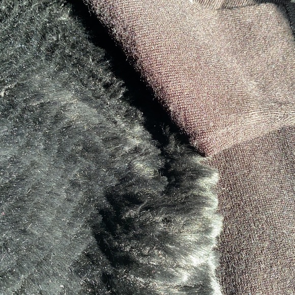 Faux fur accented sweater 🔮 - Picture 2 of 4